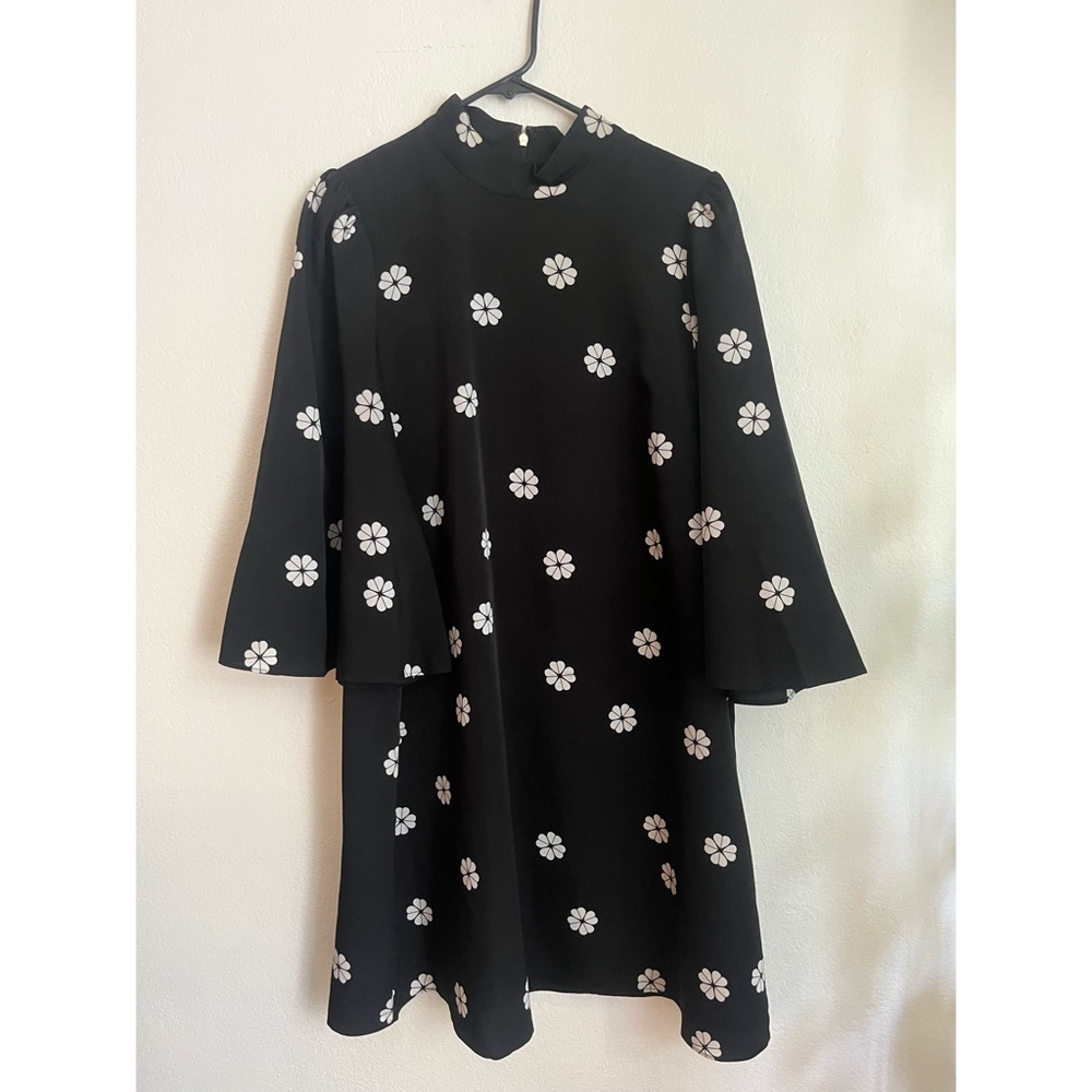 Kate Spade daisy mini dress, trapeze style flutter sleeves super mod! ⚫️🌼⚪️